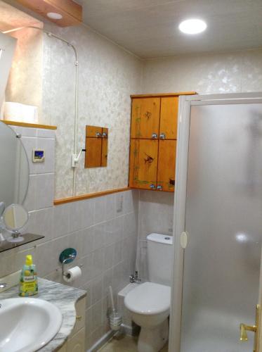 勒邦翁Chez Michel的浴室配有白色卫生间和盥洗盆。