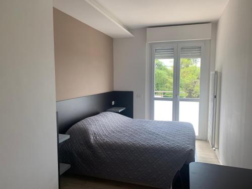 安科纳Il Parco Di Yuki (2)的一间卧室设有一张床和一个窗口