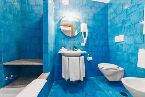 马萨鲁布朗斯罗司考格里奥酒店的蓝色的浴室设有水槽和卫生间