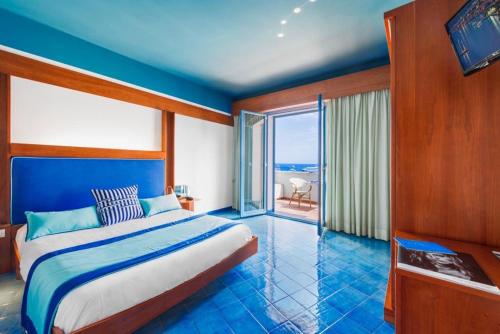 马萨鲁布朗斯罗司考格里奥酒店的一间卧室配有一张床,享有海景