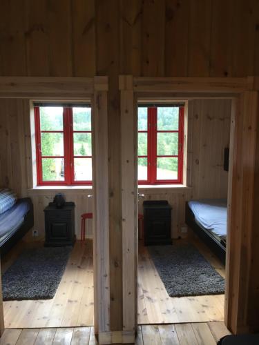 KyrkjemoenNilsrud 30 Feriehus的木间设有两张床,配有两扇窗户