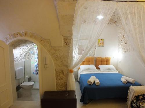 切列梅萨皮卡Casa Cuore di Pietra "STONEHEART HOME"的一间带蓝色床的卧室和一间浴室