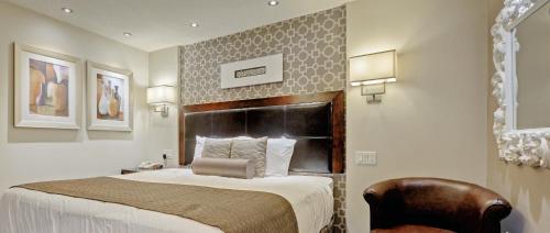 维多利亚海尔姆斯酒店的配有一张床和一把椅子的酒店客房