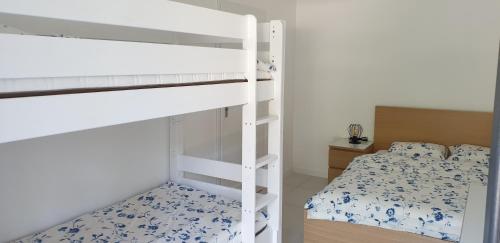 波别罗沃Apartamenty Aqua的一间卧室配有两张双层床和一张床