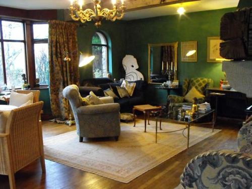 兰卡斯特Whitmore的客厅配有家具和吊灯。