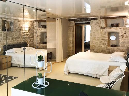 福卡尔基耶Villa Authentique et Architecturale - Centre Ville的一间卧室设有两张床和玻璃墙