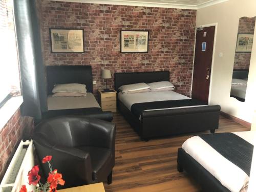 彭布罗克码头莱克兰旅馆的酒店客房,配有两张床和椅子