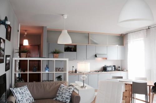 里米尼Charming Rimini的带沙发的客厅和厨房