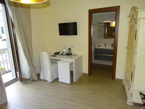 蒙泰蒙阿科Monti Azzurri的客房设有白色桌子和浴室。