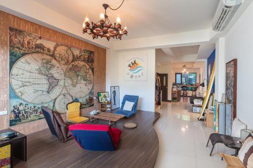 安平区台南安平作夥憩海邊 Taiowan One Piece Anping House的客厅墙上有大地图