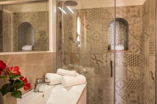 兰佩杜萨Casa Zita Lampedusa的一间带水槽和淋浴的浴室