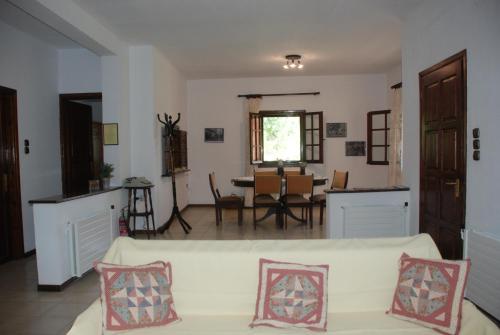 卡瓦拉Ktima Garidis的客厅配有沙发和桌子