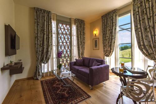 里尼亚诺苏拉尔诺Resort 37的客厅配有紫色沙发和窗户