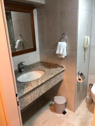 库萨达斯凯汉贝酒店的一间带水槽和卫生间的浴室
