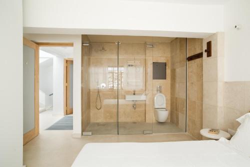利马索尔City Centre Rooms的一间卧室设有淋浴、卫生间和水槽