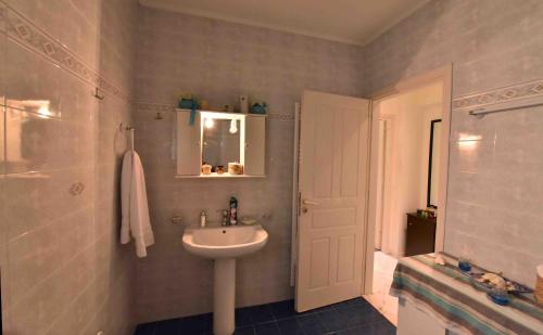 哈尔基斯Sea View Apartment的浴室设有白色水槽和镜子