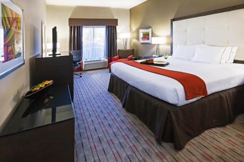 Holiday Inn Express Frisco Legacy Park Area, an IHG Hotel客房内的一张或多张床位