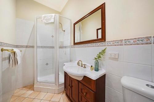 弗里曼特Fremantle Port Mill Bed & Breakfast - Unique Accommodation的白色的浴室设有水槽和淋浴。