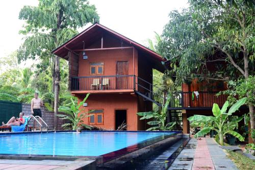 丹不拉Sun and Green Eco Lodge - Dambulla的房屋前有游泳池的房子