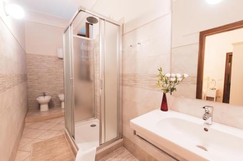 蒙塔尔奇诺花园旅馆的带淋浴和盥洗盆的浴室