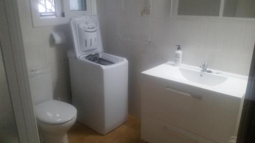 罗列特海岸Morisca的白色的浴室设有卫生间和水槽。
