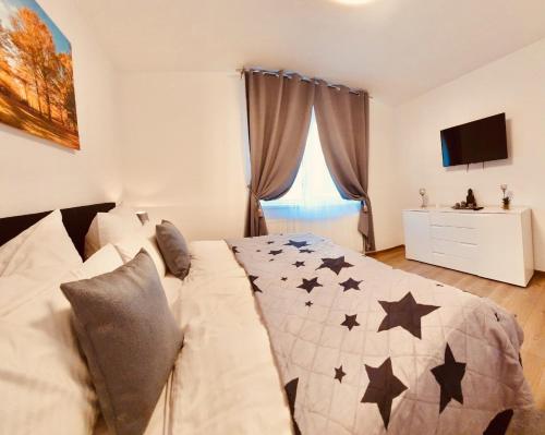 莱斯诺夫Apartament Comfort Primaverii的一间卧室,床上有黑色星星