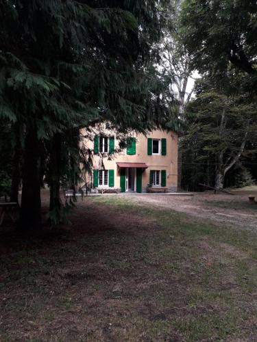 Madonna di FornelliCASA DELLE GUARDIE Rifugio的旁边是一座带绿色百叶窗的房子