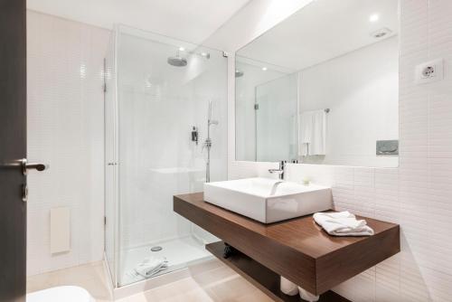 维拉摩拉Laguna Resort - Vilamoura的一间带水槽和淋浴的浴室