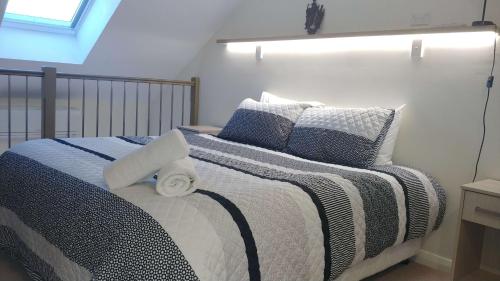 悉尼Randwick City Lodge 2的一张带黑白毯子和枕头的床