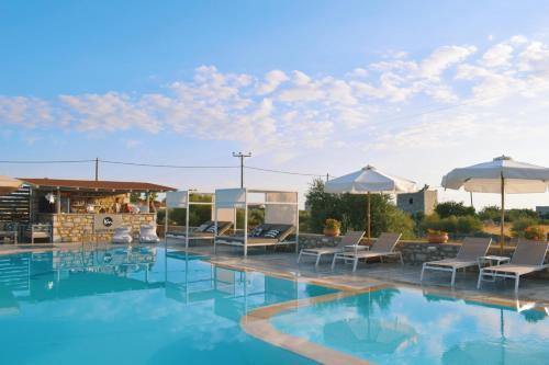 阿里奥波利斯城堡海麦尼酒店的游泳池,带椅子和遮阳伞