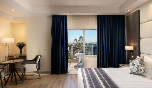 耶路撒冷国宾大酒店的酒店客房带一张床、一张桌子和椅子