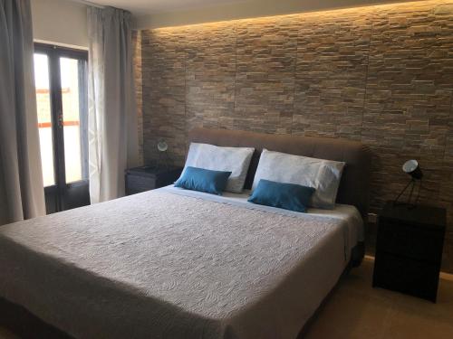 奥托纳B&b Villa Eden的一间卧室配有一张大床和两个蓝色枕头