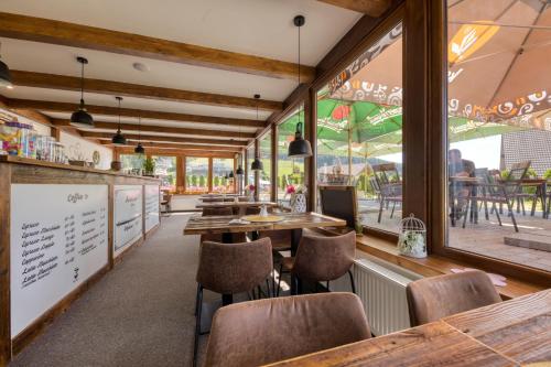 奥斯特鲁兹纳纽鲍尔旅馆的餐厅设有桌椅和窗户。