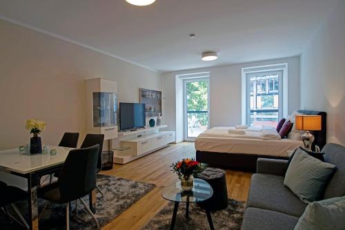 维也纳English Theater Apartment at Rathaus的一间卧室设有一张床和一间客厅。