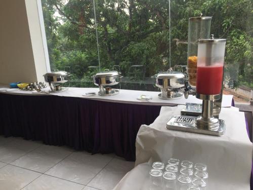 纳盖科伊尔Hotel Lance International的自助餐,包括桌子和饮料
