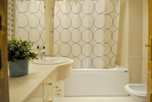 里斯本Down Town Apartment - EXPO27的一间带水槽、浴缸和卫生间的浴室