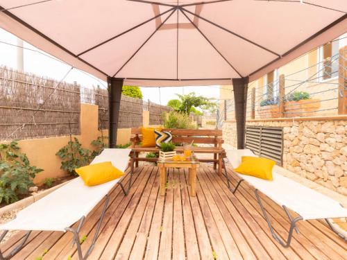 安波拉Holiday Home Cap Roig by Interhome的一个带桌子和遮阳伞的庭院