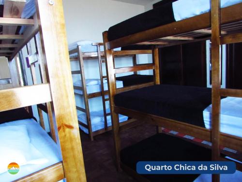 欧鲁普雷图Buena Vista Hostel的宿舍间内的一组双层床