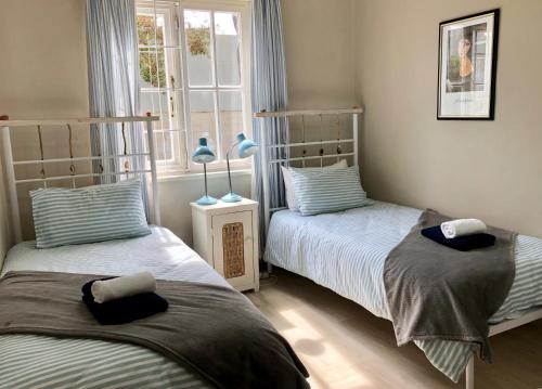 Quaint Seaside Cottage客房内的一张或多张床位
