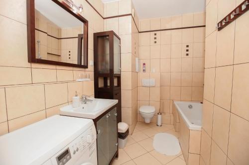 华沙Green Kabaty Apartment 3的一间带水槽和卫生间的浴室