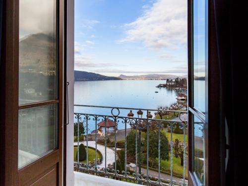 芒通圣贝尔纳门冬帕拉斯酒店的开放式窗户享有湖景