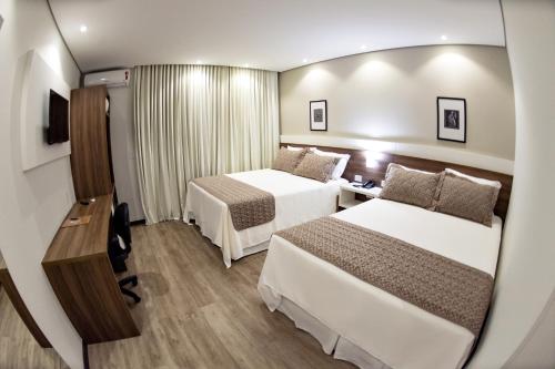 圣安热卢Villas Hotel的酒店客房,设有两张床和镜子