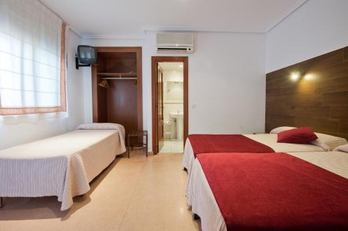 托莱多索尔旅馆的酒店客房带两张床和一间浴室