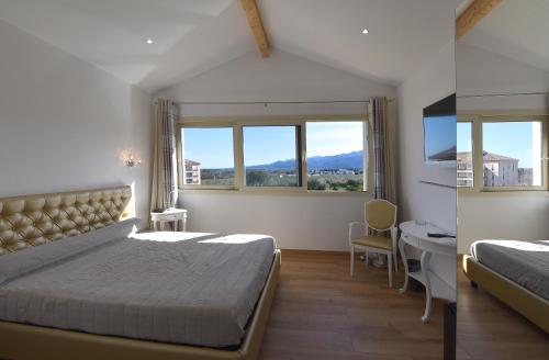 卢恰纳加斯特鲁罗素酒店的一间卧室配有一张床、一张书桌和两个窗户。