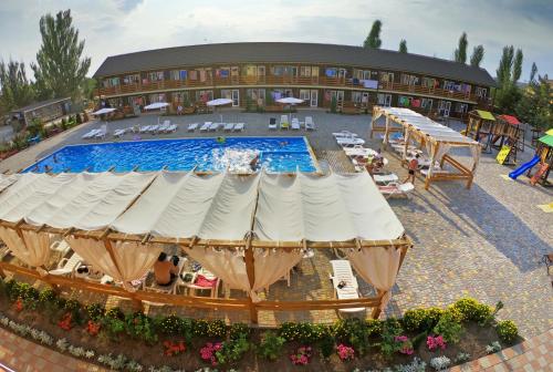 科布列韦Aquamarine的享有酒店上方的游泳池景致