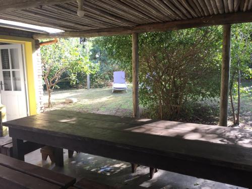 马尔多纳多Casa Azul的庭院里配有桌子和椅子