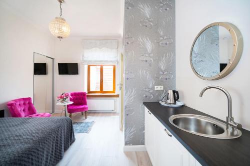 卢布林Apartamenty Magia的一间带水槽和镜子的浴室