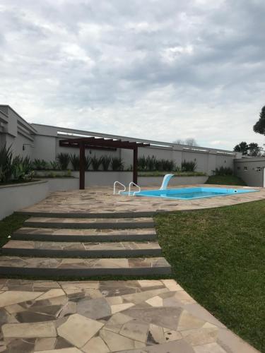 圣安热卢Villas Hotel的一个带长凳的游泳池