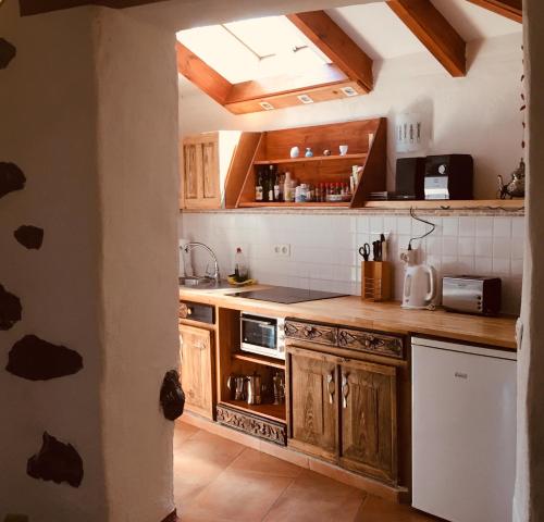 巴耶格兰雷伊Casa Bonita的厨房配有木制橱柜和天窗。