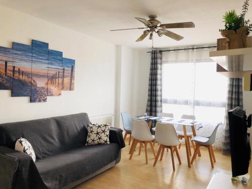 卡尔佩Apartamento Arosa Playa的客厅配有沙发和桌子